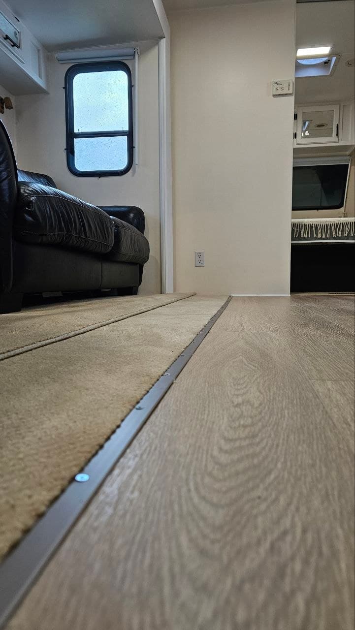 Clean flooring transition between laminate and carpet